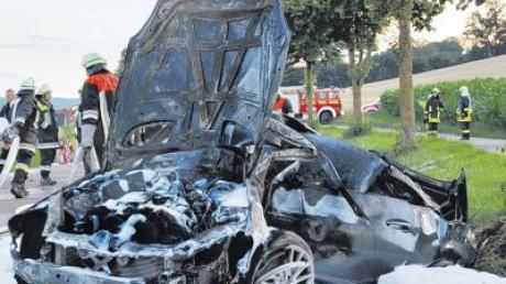 Das ist übrig von dem Auto eines 24-Jährigen, der am Freitagabend zwischen Röfingen und Roßhaupten bei einem Unfall verletzt wurde.  