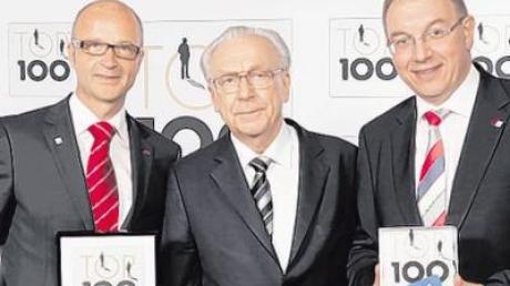 Harald Hiller (Leiter Fahrzeugtechnik Europa und Geschäftsführer Alois Kober GmbH, links), Lothar Späth und Harald Kober (Vorstand AL-KO, rechts) bei der Verleihung des TOP 100 Award im Ostseebad Warnemünde.  