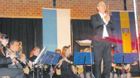 Die Musikschule Offingen/Gundremmingen/Rettenbach (im Vordergrund Dirigent Klaus Schlander) begeisterte die Hörer beim Jubiläumskonzert zum 20-jährigen Bestehen in der Mindelhalle.  