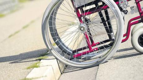 Für Rollstuhlfahrer stellen Bordsteinkanten schwer überwindbare Hindernisse dar.  