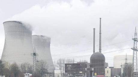 Jetzt dampft es wieder aus beiden Kühltürmen des Kernkraftwerks in Gundremmingen. Am Sonntag hatte Block B sich automatisch abgeschaltet, weil die Elektronik der Turbinensteuerung defekt war, wie das Kraftwerk mitteilte.  