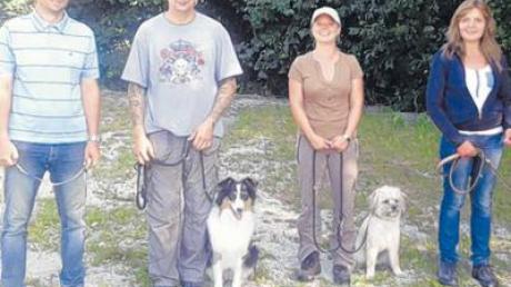 Sie haben mit ihren Hunden im August die Prüfung bestanden: Michael Kneißl, Harald Schroll, Nicole Träger und Heidi Mayer (von links).