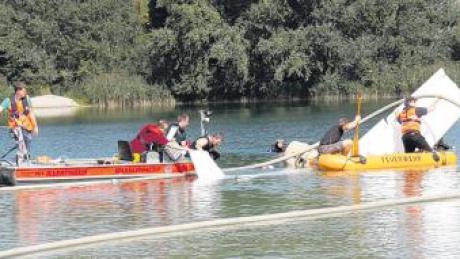 Ein Leichtflugzeug ist am Samstag in einen Badesee bei Sinningen (Kreis Biberach) gestürzt. Ein 27-Jähriger aus dem Kreis Günzburg wurde dabei ebenso wie der Pilot lebensgefährlich verletzt. Er starb wenige Stunden später.  
