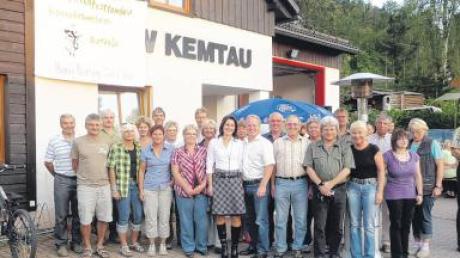 Gemeinderäte aus Offingen und der Partnergemeinde Kemtau bei einem Treffen im Erzgebirge. 