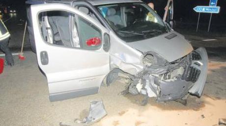 Sieben Personen sind bei einem Unfall am Freitagabend verletzt worden. Der Fahrer dieses Kleintransporters hatte eine rote Ampel übersehen.  