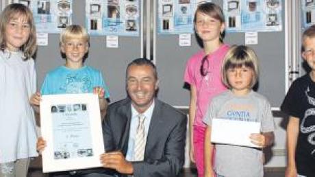 Urkunde und Geldprämie überreichte OB Gerhard Jauernig den Schülerinnen und Schüler der teilnehmenden Grundschulen für ihre Wettbewerbsbeiträge. 