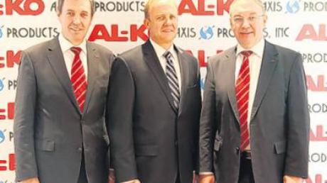 Mit der Übernahme des Wettbewerbers Axis Products Inc. unterstreicht AL-KO seine starke Marktpräsenz in Nordamerika. Unser Foto zeigt (von links): Vorstandssprecher Roland Kober, Geschäftsführer in den USA, Eric Overbey und Vorstand Harald Kober. 