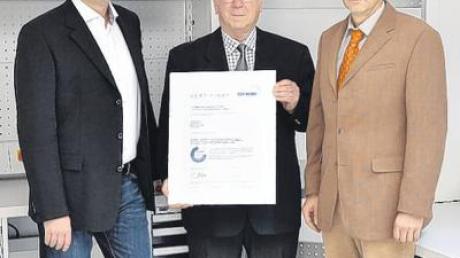Die Kögl GmbH liefert Qualität „Made in Germany“. Dafür ist der Hersteller aus Bubesheim mit dem „Zertifizierten Herkunftsnachweis“ vom TÜV-Nord ausgezeichnet worden. Geschäftsführer Manfred Kögl (von links), Adolf Kögl (Firmengründer und Geschäftsführer) und Stefan Feigl (QM-Beauftragter) präsentieren die Urkunde. 