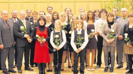 Schüler, Lehrer, Gründer und Bürgermeister feiern gemeinsam das 20-jährige Bestehen der Musikschule Offingen-Gundremmingen-Rettenbach. 