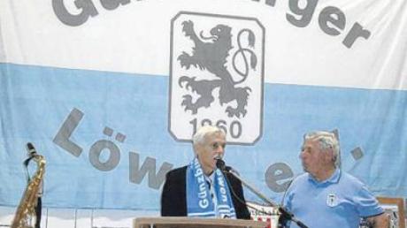 Dieter Schneider, Präsident des TSV 1860 München, besuchte den Festabend im Bubesheimer Bürgerhaus. Rechts Herbert Gehring, der Vorsitzende der Günzburger Löwen, die ihren 20. Geburtstag feierten. 