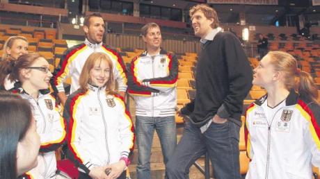 Begegnung mit einem Superstar: Die deutschen Turnerinnen (in der Mitte Janine Berger aus Bubesheim) trafen in Boston den aus Würzburg stammenden Basketballer Dirk Nowitzki, der seit 1998 für die Dallas Mavericks in der US-Profiliga NBA spielt. 