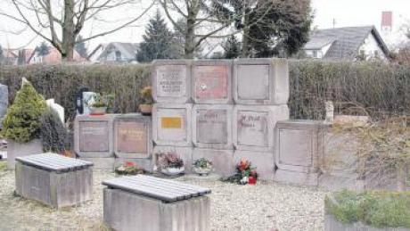 Um sieben Quader erweitert wird die Urnenstele auf dem Bubesheimer Friedhof. Das hat der Gemeinderat beschlossen. 