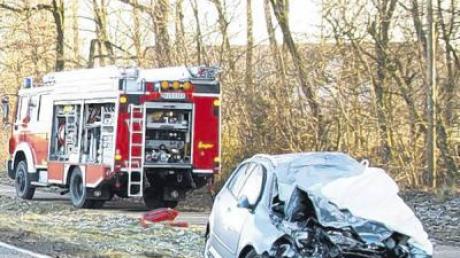 Bei einem Unfall auf der B16 kam am Montagnachmittag ein 74 Jahre alter Autofahrer ums Leben.  