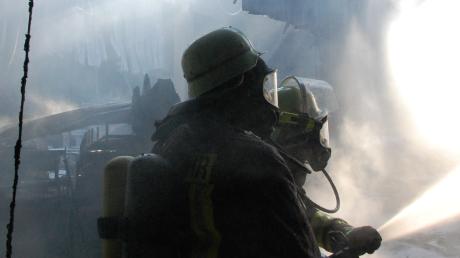 Schaden in zweistelliger Millionenhöhe ist nach Angaben der Polizei beim Brand der Leipheimer Firma Wanzl entstanden. 