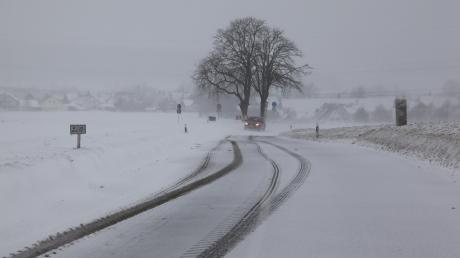 Autofahrer kämpfen sich durch Schneeverwehungen - an manchen Stellen im Landkreis ging freilich gar nichts mehr. 