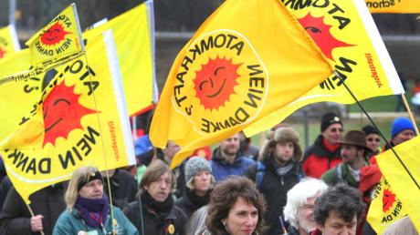 Etwa 3000 Menschen  fordern in Gundremmingen, das Kernkraftwerk sofort abzuschalten.