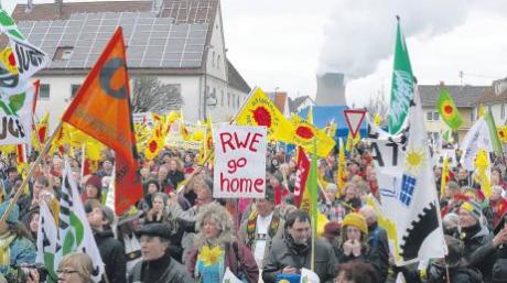 Bunter Protest: Etwa 3000 Menschen versammelten sich gestern auf dem Gundremminger Rathausplatz, um gegen das Atomkraftwerk im Hintergrund zu demonstrieren. Sie wollen, dass der Meiler sofort vom Netz geht.