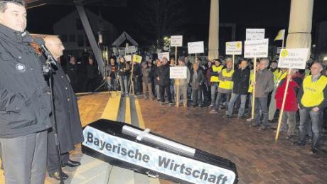 Einen lautstarken Protest gegen den Atomausstieg musste sich Bayerns Finanzminister Markus Söder vor seinem Auftritt in Gundremmingen gefallen lassen. Vorwiegend Mitarbeiter des Gundremminger Kernkraftwerks begrüßten ihn mit Buhrufen und Pfiffen. CSU-Kreisvorsitzender Alfred Sauter stand ihm zur Seite. 