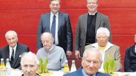 Bürgermeister Konrad Barm und Pfarrer Martin Diederich (hinten von links) zeichneten die zwölf ältesten Männer der Stadt Burgau bei der traditionellen „Apostelehrung“ aus. Anwesend waren Florian Eska (99), Sylvester Müller (94), Oskar Endres (92), Josef Feldengut (91), Gustav Holz (91), Werner Borzym (90), Ludwig Klein (90), Josef Kugler (90) und Ludwig Drexl (90). Nicht teilnehmen konnten Albert Fax (97), Wilhelm Tontsch (93) und Johann Bachmaier (92). 