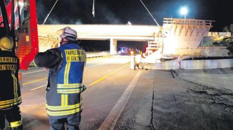 Ein 24-jähriger Arbeiter ist bei Bauarbeiten bei der Autobahnbrücke bei Limbach in eine fünf Meter tiefe Baugrube gestürzt. Die Einsatzkräfte von Feuerwehr und Rettungsdienst hatten wegen zahlreicher Sperrungen Probleme, zur Unglücksstelle zu gelangen. 