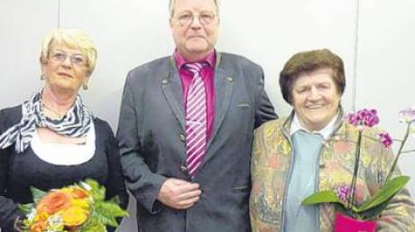 Elvira Scheurer (rechts) gibt ihr Amt als Vorsitzende der Seniorengruppe ab. Bürgermeister Sven Tull dankte ihr und ihrer Nachfolgerin Ingeborg Heitz-Winkler für ihren Einsatz.  