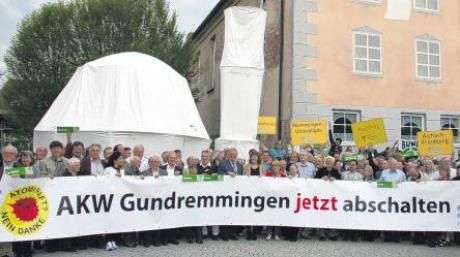 Die sofortige Abschaltung des Atomkraftwerkes Gundremmingen forderte der Bund Naturschutz Bayern bei seiner Delegiertenversammlung am Wochenende in Günzburg. Das Foto zeigt die Delegierten beim Günzburger Forum am Hofgarten vor einem stilisierten AKW aus Papier. 