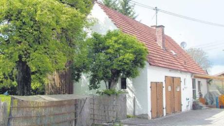 Ganz schön alt ist das Feuerwehrhaus in Schneckenhofen. Es soll jetzt verkauft werden. 