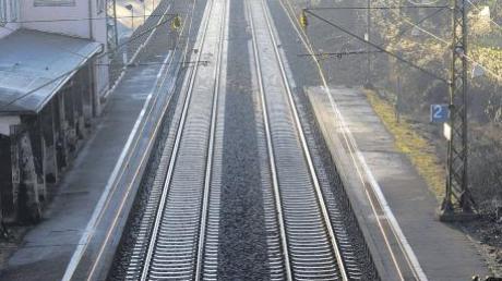 Die Stadt Günzburg fordert, dass der Ausbau des Lückenschlusses auf der Bahnstrecke zwischen Neu-Ulm und Augsburg mit Nachdruck vorangetrieben wird. Unser Bild zeigt die Gleise im Bereich des Leipheimer Bahnhofs. 