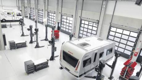 Im Servicebereich, der mit acht Hebebühnen ausgestattet ist, werden Komponenten von Alko in Anhänger, Wohnwagen und Reisemobile gebaut oder repariert. Die Kunden können von der oberen Etage des neuen Kundencenters in die Montagehalle blicken. 