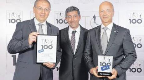 Die Alois Kober GmbH aus Kötz gehört zum zweiten Mal in Folge zu den „Top 100“. Unser Foto zeigt von links: Harald Kober (Vorstand, AL-KO), Ranga Yogeshwar und Harald Hiller (Leiter Fahrzeugtechnik Europa und Geschäftsführer Alko) bei der Verleihung in Friedrichshafen. 