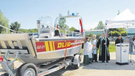 Mit dem Donaukrokodil – so heißt das neue Motorrettungsboot der DLRG Leipheim/Günzburg wird ab sofort Leben gerettet. Beim Sommerfest konnten die Gäste das Boot anschauen. 
