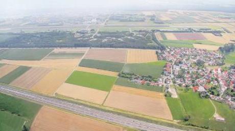 Möglichst wenig Nachteile möchte der Gemeinderat von Bubesheim vom momentan geplanten Kraftwerksbau im westlichen Teil des Fliegerhorst-Waldes haben. Keine Befürworter findet eine eigene Autobahnanschlussstelle, die den Verkehr aus dem Fliegerhorst (oben) in Richtung Süden auf die A 8 (unten) führen würde. Rechts ist ein Teil von Bubesheim zu sehen. 