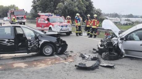 Bei einem Unfall in Burgau wurden zwei Autofahrer verletzt. 