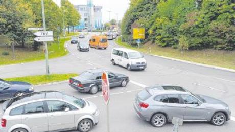 An der Einmündung der Ludwig-Heilmeyer-Straße in den Zubringer zur B10 und zur B16 („Polizeiohr“) in Günzburg kommt es insbesondere zu Stoßzeiten zu massiven Verkehrsbehinderungen. Hier müsse etwas getan werden, fordert die SPD-Stadträtin Helga Springer-Gloning. 