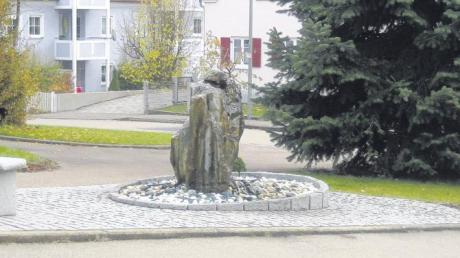 Der Dorfbrunnen, in Waldstetten auch scherzhaft „Bronzelesbrunnen“ genannt, sorgte bei der Bürgerversammlung für Heiterkeit. Bürgermeister Konrad hatte angesichts von Beschwerden über den Zustand des Brunnens die Kritiker aufgefordert, selbst Hand anzulegen.  