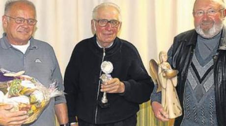 Sie siegten beim Schafkopfturnier der AWO Burgau: (von links) Dieter Seichter (2. Platz), Rudolf Wiedemann (1. Platz) und Werner Kraus (3. Platz). Das Turnier kommt der Mukoviszidose-Stiftung zugute. 