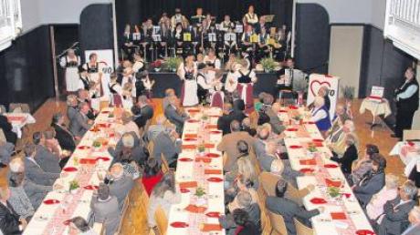 Ein großes Geburtstagsfest feierte die AWO in der Burgauer Kapuzinerhalle. 