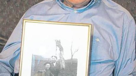 Otto Denzel ist gestorben. Auf dem Bild in seinen Händen ist er selber als Schüler zu sehen. Das Foto entstand zum 95. Geburtstag.