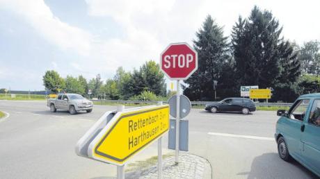 Die Kreuzungen der B10 Richtung Limbach auf der einen und Rettenbach auf der anderen Seite sind schon seit Jahren Unfallschwerpunkte. Deshalb soll die Trasse verlegt werden. 