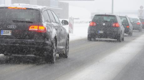 Viel schwerer Schnee hat heute morgen den Auto- und Lkw-Fahrern im Landkreis Probleme bereitet. 