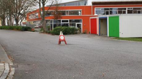 Reicht die Beschilderung an der Schulbushaltestelle, damit die Kraftfahrer erkennen, dass dieser Abschnitt der Gartenstraße für sie gesperrt ist? Darüber diskutierte man im Bauausschuss der Stadt Ichenhausen.  