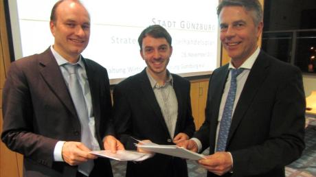 Hermann Hutter (2. Vorsitzender), Referent Philipp Völker und Vorsitzender Peter Schleifer (von links) beschäftigten sich mit dem künftigen Einzelhandelsplan.