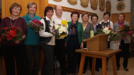 Für die engagierten Mitglieder der Frauen- und Müttergemeinschaft Deffingen um ihre Vorsitzende Ilse Großklaß (Mitte) gab es zum Jubiläum Blumen. 