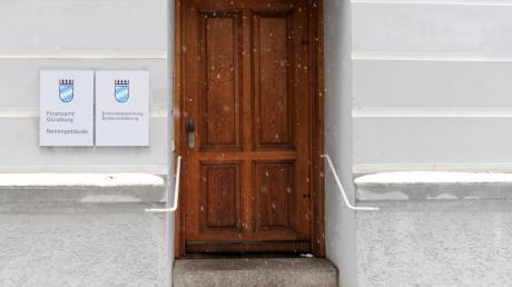 Durch diese Tür der Bewertungsstelle des Günzburger Finanzamtes kam gestern nur, wer vorher geklingelt hatte. 