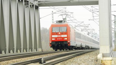 Der Günzburger Kreistag fordert, dass die Bahnstrecke Augsburg-Ulm auch im Abschnitt Neuoffingen-Gessertshausen dreigleisig ausgebaut wird. Auf dem Foto die neue Bahnbrücke in Scheppach.