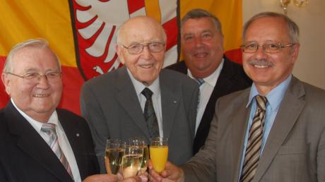 Anstoßen auf 40 Jahre Landkreis Günzburg: Dieses Jubiläum wurde im Juli in Ichenhausen gefeiert. Landrat Hubert Hafner (rechts) erinnerte in der Jahresschluss-Sitzung des Kreistags daran.
