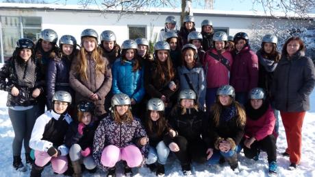 Schülerinnen der 7. Klasse der Maria-Theresia-Mittelschule freuen sich mit Schulleiterin Karin Virag (rechts) über die neuen Helme. 