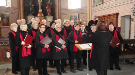 Die Chorgemeinschaft Waldstetten unter Leitung von Elisabeth Schneider beim Adventskonzert 2012.  