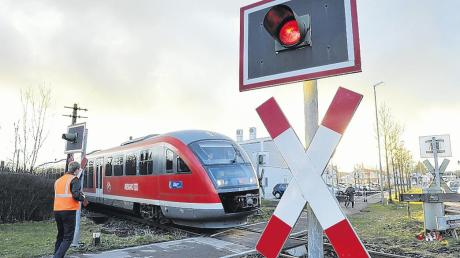 Ist der Bahnübergang an der Ulmer Straße sicher genug? Oberbürgermeister Jauernig bittet die Bahn darum, dies nach dem tödlichen Unfall zu prüfen. 