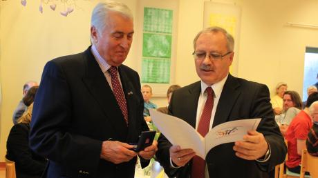 Max Schuster, der Gründer des Therapiezentrums Burgau, hat von Landrat Hubert Hafner (rechts), die Landkreisverdienstmedaille erhalten. 